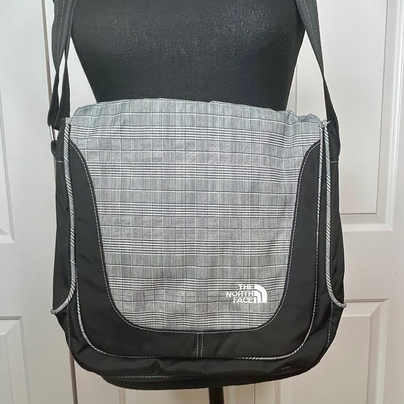 NEW The North Face Nylon Crossbody Bag in Black and Grey Plaid - Picture 1 of 4